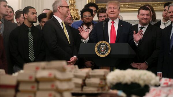 North Dakota State Bison'ı konuk eden Trump, Beyaz Saray'ın yemek masasına tepeleme hamburger, patates kızartması, kızarmış tavuk, tavuklu sandviç ve sos yığdırdı. - Sputnik Türkiye