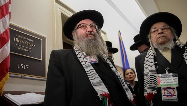 Siyonizm karşıtı Ortodoks Yahudileri, İsrail açıklamaları sebebiyle anti-semitizm tartışmalarının odağına yerleşen ABD Temsilciler Meclisi üyesi Ilhan Omar'a destek ziyaretinde bulundu. - Sputnik Türkiye