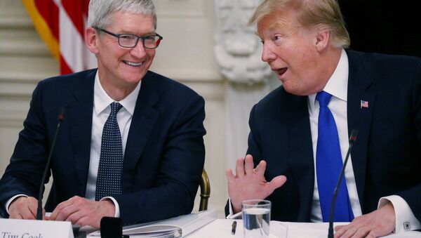 ABD Başkanı Donald Trump ve Apple CEO'su Tim Cook - Sputnik Türkiye