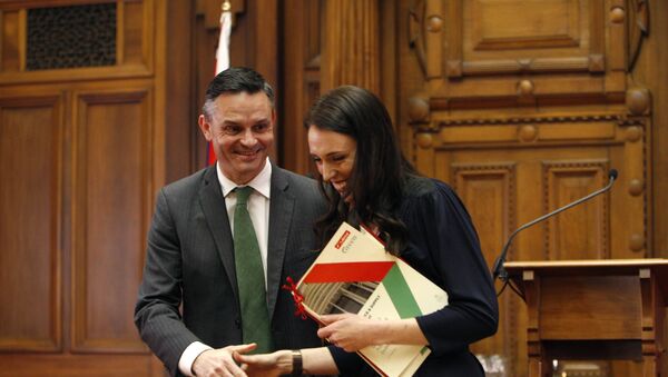 Yeni Zelanda İklim Değişikliği Bakanı ve Yeşil Parti'nin Eş Başkanı James Shaw ile Başbakan Jacinda Ardern - Sputnik Türkiye