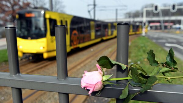 Hollanda'nın Utrecht kentinde tramvayda düzenlenen silahlı saldırının ardından olay yerine çok sayıda çiçek bırakıldı - Sputnik Türkiye