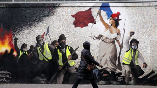 Fransa'da hayat pahalılığı ve akaryakıt zamlarıyla fitili ateşlenen Sarı Yelekler protestolarına gönderme yapan bir duvar resmi - Sputnik Türkiye