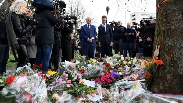 Hollanda Başbakanı Mark Rutte ve Adalet-Güvenlik Bakanı Ferdinand Grapperhaus, Utrecht'te tramvay saldırısının gerçekleştiği mevkide oluşturulan anma köşesine çiçek bıraktı. - Sputnik Türkiye