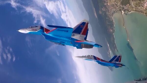 Rus Şövalyeleri’nin hava akrobasi gösterisi pilot kabinindeki kameraya yansıdı - Sputnik Türkiye