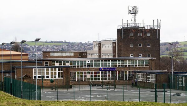 İngiltere'de Suriyeli mültecinin ırkçı saldırıya uğradığı Huddersfield kentindeki Almondsbury Lisesi - Sputnik Türkiye