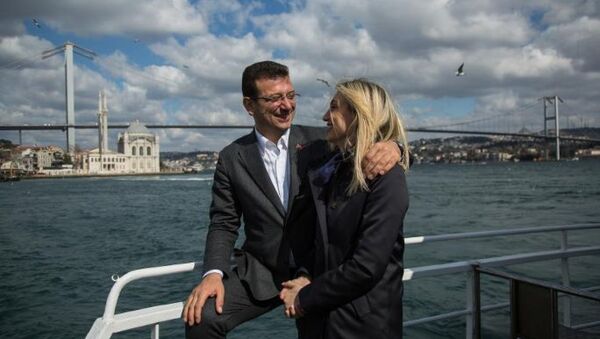 Ekrem İmamoğlu, Dilek İmamoğlu ile birlikte tekne turu yaptı. - Sputnik Türkiye