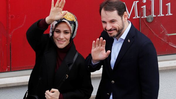 Hazine ve Maliye Bakanı Berat Albayrak ve eşi Esra Albayrak, seçim için oy kullandı - Sputnik Türkiye