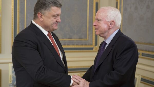 Ukrayna Devlet Başkanı Pyotr Poroşenko ve ABD'li senatör John McCain - Sputnik Türkiye