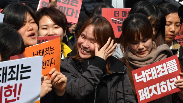 Güney Kore kadın hakları savunucuları kürtaj yasağını 'anayasa ihlali' olarak niteleyen Anayasa Mahkemesi kararını kutladı. - Sputnik Türkiye
