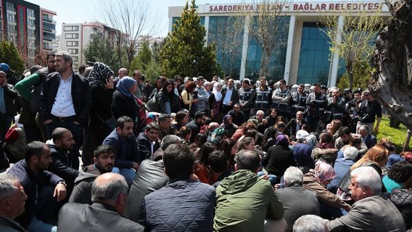 HDP’liler Bağlar Belediyesi önünde toplanarak oturma eylemi yaptı - Sputnik Türkiye