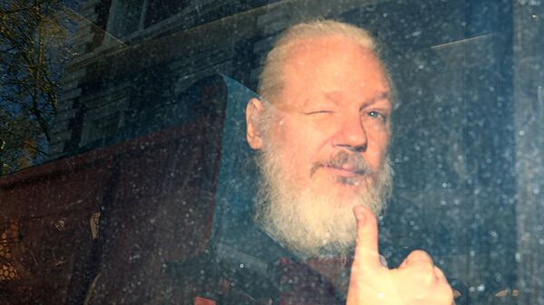 WikiLeaks'in kurucusu Julian Assange'ın gözaltına alındıktan sonraki ilk fotoğrafı. - Sputnik Türkiye