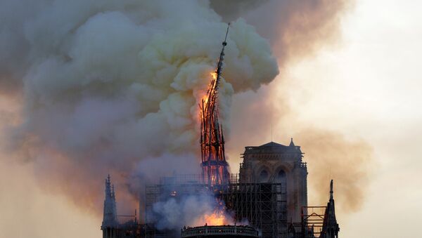 Paris'teki tarihi Notre Dame Katedrali'nin ünlü kulesi çıkan yangında çöktü. - Sputnik Türkiye