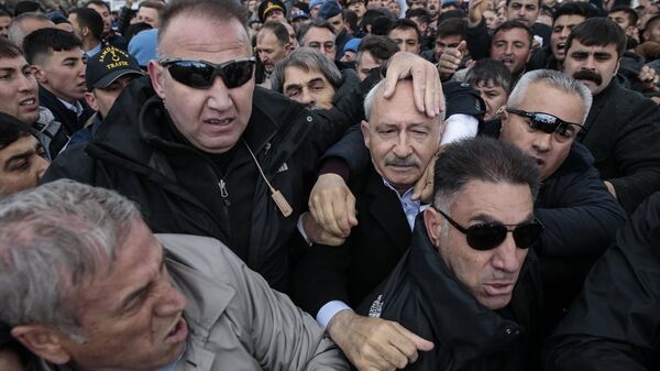 CHP Genel Başkanı Kılıçdaroğlu, Ankara'nın Çubuk ilçesinde şehit sözleşmeli piyade er Yener Kırıkcı'nın cenaze namazında bir grubun linç girişimine uğradı. - Sputnik Türkiye