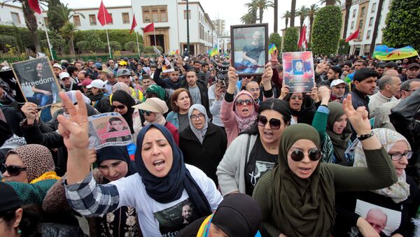 Hapis cezaları onanan Rif Hareketi liderleriyle dayanışma için Fas başkenti Rabat'ta düzenlenen yürüyüşe çok sayıda kadın katıldı. - Sputnik Türkiye