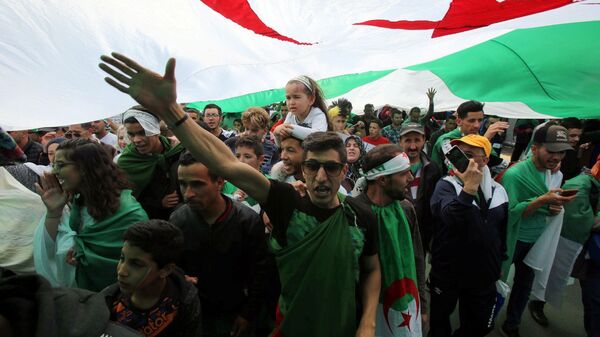  Cezayir'de Cumhurbaşkanı Abdülaziz Buteflika'nın istifasına rağmen protestolar devam ediyor. - Sputnik Türkiye