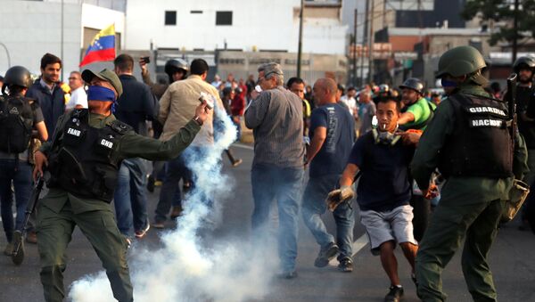 Venezüella’da Juan Guaido'nun darbe girişimine katılan gruba biber gazıyla müdahale edildi. - Sputnik Türkiye