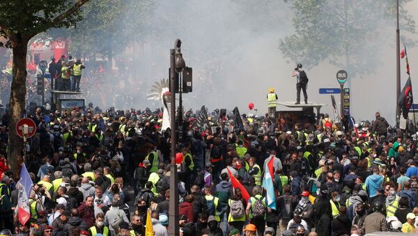 Paris'te 1 Mayıs 2019 gösterileri gibi sendika yürüyüşünün de başını Sarı Yelekler çekti. - Sputnik Türkiye
