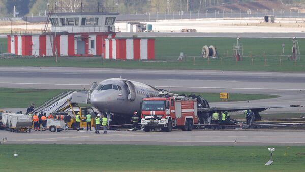 Rus Aeroflot Havayolları’na ait uçak, Moskova-Murmansk seferini yapmak için havalandıktan sonra acil iniş yaptı ve alev aldı. - Sputnik Türkiye