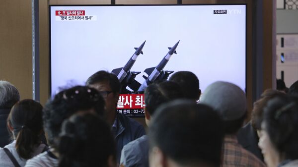 Kuzey Kore'nin füze denemelerine dair haberleri izleyen Güney Koreliler - Sputnik Türkiye