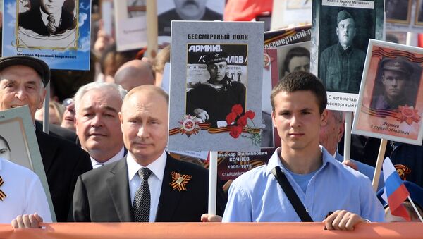 Vladimir Putin 'Ölümsüz Alay' yürüyüşünde - Sputnik Türkiye