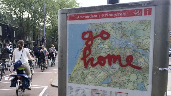 Hollanda'nın başkenti Amsterdam tursit sayısının aşırı arttığının ve ülkenin aşırı kalabalık olduğunu savunuyor. - Sputnik Türkiye
