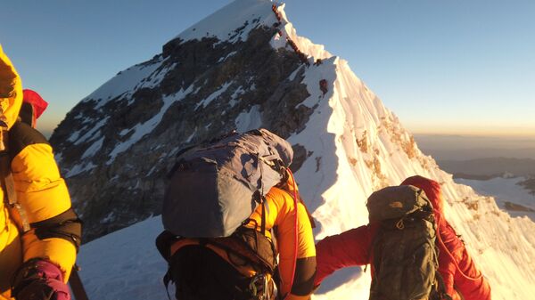 Альпинисты во время восхождения на Эверест  - Sputnik Türkiye