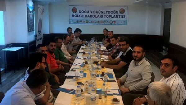 Tunceli’de toplanan 14 Baro Başkanı, yeni bir çözüm süreci çağrısı yaparak, yeni bir anayasaya dikkat çekti.  - Sputnik Türkiye