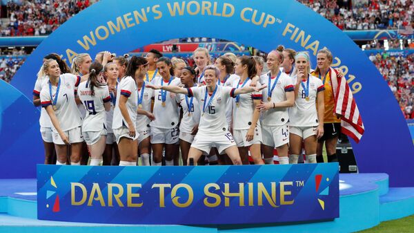 Megan Rapinoe'nin (ortada kolları açık) liderliğindeki ABD takımı, finalde Hollanda'yı yenmesinin ardından, FIFA Kadınlar Dünya Kupası'nın gelmesini beklerken - Sputnik Türkiye