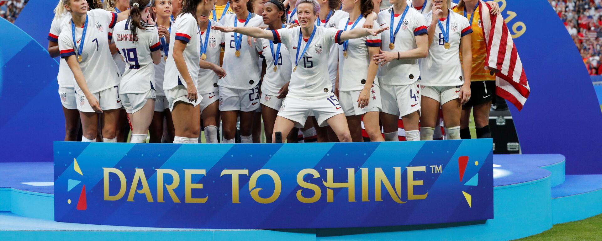 Megan Rapinoe'nin (ortada kolları açık) liderliğindeki ABD takımı, finalde Hollanda'yı yenmesinin ardından, FIFA Kadınlar Dünya Kupası'nın gelmesini beklerken - Sputnik Türkiye, 1920, 23.02.2022