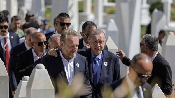 Türkiye Cumhurbaşkanı Recep Tayyip Erdoğan, Bosna Hersek'in ilk Cumhurbaşkanı Aliya İzzetbegoviç'in kabrinin de bulunduğu Kovaçi Şehitliği'ni ziyaret etti. Şehitlik girişinde kendisini bekleyen vatandaşları selamlayan Erdoğan, Meçhul Asker Anıtı'na ve Aliya İzzetbegoviç'in mezarına çelenk bırakarak dua etti. - Sputnik Türkiye