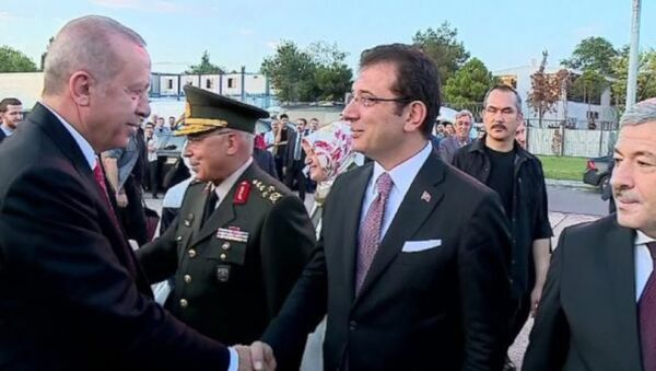 Cumhurbaşkanı Erdoğan'ı karşılayanlar arasında İBB Başkanı Ekrem İmamoğlu da vardı. - Sputnik Türkiye