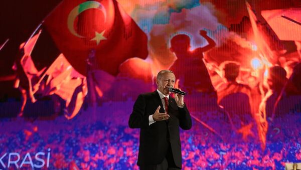 Türkiye Cumhurbaşkanı Recep Tayyip Erdoğan, Cumhurbaşkanlığı İletişim Başkanlığı tarafından 15 Temmuz Demokrasi ve Milli Birlik Günü dolayısıyla Atatürk Havalimanı'nda gerçekleştirilen 15 Temmuz Demokrasi ve Milli Birlik Günü Buluşmasına katılarak vatandaşlara hitap etti. - Sputnik Türkiye