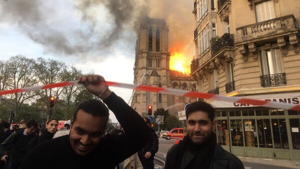 İngiliz Guardian gazetesi, Paris’teki Notre Dame Katedrali yangını sırasında Sputnik Fransa muhabirinin çektiği ve internette yayılan fotoğrafın sahte olduğunu ileri sürmesi nedeniyle özür diledi.  - Sputnik Türkiye