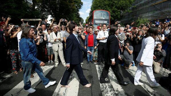 Efsanevi İngiliz grup The Beatles’ın ünü albümü de aşan ikonik Abbey Road fotoğrafının 50. yıldönümü binlerce kişinin katılımıyla yerinde kutlandı. - Sputnik Türkiye