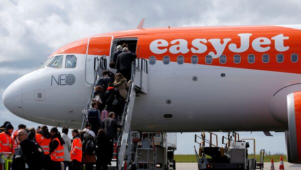 FILE PHOTO: Passengers board an easyJet plane at Nantes-Atlantique airport in Bouguenais near Nantes, France, April 4, 2019. REUTERS/Stephane Mahe/File Photo - Sputnik Türkiye