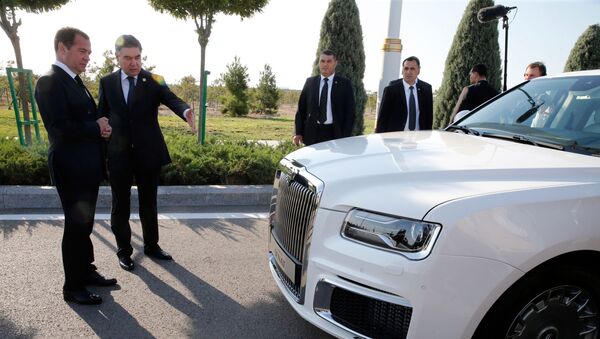 Rusya Başbakanı Dmitriy Medvedev’le bir araya gelen Türkmenistan Devlet Başkanı Gurbangulu Berdımuhamedov, Rusya lideri Vladimir Putin’in makam aracı olan Aurus’la ilgilenerek, bu araçlardan edinmek istediğini ifade etti. - Sputnik Türkiye