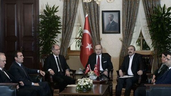 AK Parti ile HDP milletvekilleri arasında Dolmabahçe'deki Başbakanlık Ofisi’nde gerçekleşen görüşme - Sputnik Türkiye