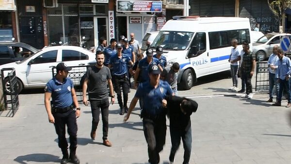 Manisa’nın Turgutlu ilçesinde bir suçluyu adli muayeneden kaçıran gruba yönelik düzenlenen operasyonda gözaltına alınan 7 kişi çıkarıldıkları mahkemece tutuklandı. - Sputnik Türkiye