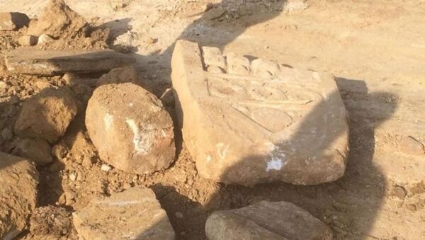 Okul temeli kazısında Roma dönemine ait mezar taşı bulundu - Sputnik Türkiye