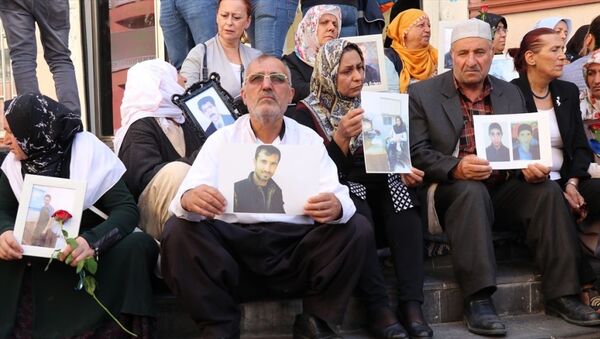Çocuklarının dağa kaçırılmasından HDP'yi sorumlu tutan Diyarbakır annelerinin partinin il binası önünde sürdürdüğü oturma eylemine, çocukları terör örgütü PKK'nın İran kanadı PJAK'a katılan 5 aile daha dahil oldu. - Sputnik Türkiye