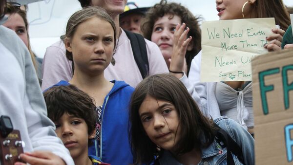  Greta Thunberg'in başını çektiği tüm dünyadan genç iklim aktivistleri, Washington DC'de Beyaz Saray yakınında yürüyüş düzenlerken - Sputnik Türkiye
