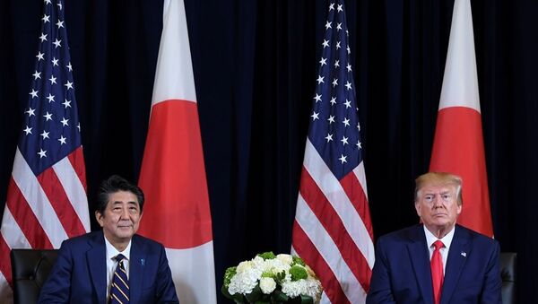 ABD Başkanı Donald Trump ile Japonya Başbakanı Abe Şinzo - Sputnik Türkiye