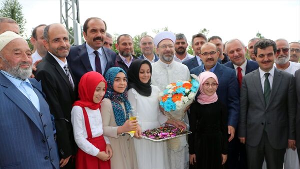 Diyanet İşleri Başkanı Ali Erbaş (ortada), Trabzon'un Vakfıkebir ilçesinde yapımı tamamlanan Bölge Yatılı Kız Kuran Kursu'nun açılış törenine katıldı. - Sputnik Türkiye