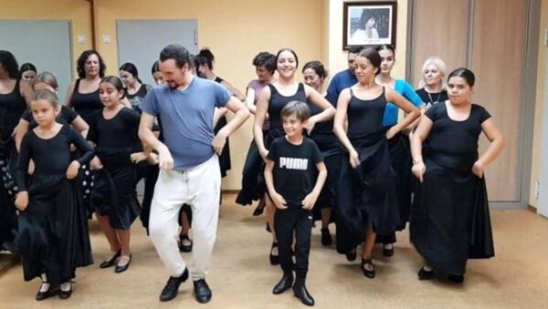 İspanya'daki bir dans okulu, Türkiye'deki düğünlerin vazgeçilmez şarkısı haline gelen 'Erik Dalı'na hazırladığı koreografi ile sosyal medyada gündem oldu. - Sputnik Türkiye