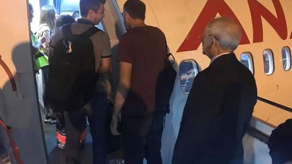 Tarifeli uçakta sırada bekleyen Kılıçdaroğlu, sosyal medyada gündem oldu - Sputnik Türkiye