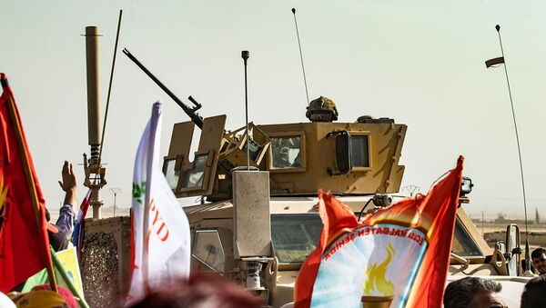 Suriye'deki ABD askerleri - Kürtler, Türkiye operasyonunu protesto ediyor. - Sputnik Türkiye