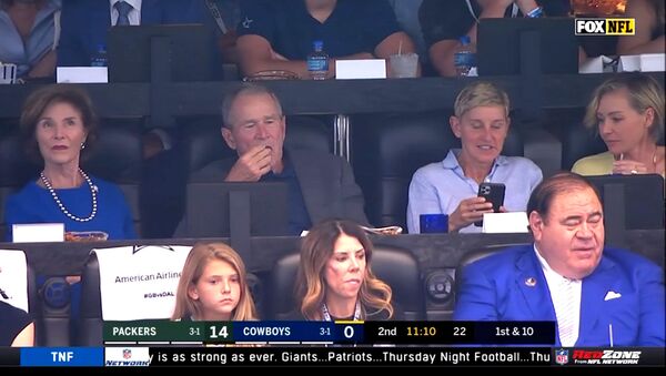 George W. Bush ile Ellen DeGeneres, Green Bay Packers ile Dallas Cowboys maçında birlikte takılırken - Sputnik Türkiye