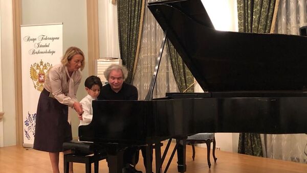 Moskova Gnessin Müzik Okulu Müdürü Piyanist Mikhail Khokhlov, 7 yaşındaki Kaya Güvercin’e açık piyano dersi verdi. - Sputnik Türkiye