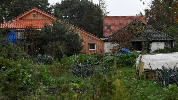 Hollanda'nın Ruinerwold köyünde bir ailenin 9 yıl boyunca bodrumda tutulduğu ortaya çıktı. - Sputnik Türkiye