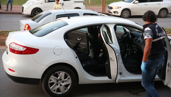 Antalya'da otomobilde silahlı saldırıya uğrayan kişi, şüphelinin ismini sedye üzerindeyken polislere söyledi. Polis olay yerinde çalışma yaptı. - Sputnik Türkiye